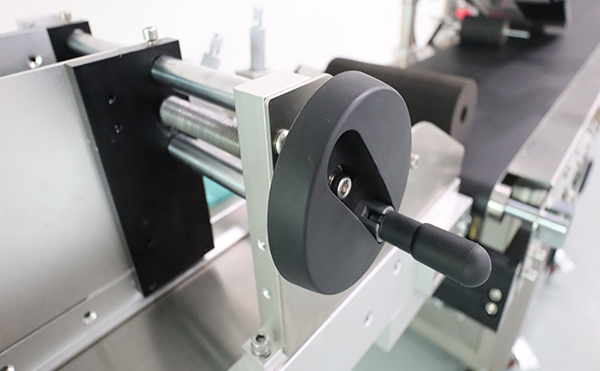 全自動轉(zhuǎn)角貼標(biāo)機,自動轉(zhuǎn)角貼標(biāo)機,轉(zhuǎn)角貼標(biāo)機